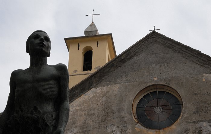 Statua e chiesa - Fotografia di Corniglia - Le Cinque Terre