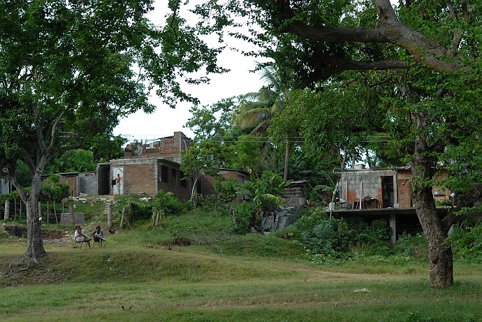 Costruzioni in mezzo alla vegetazione - Fotografia di Bayamo - Cuba 2010