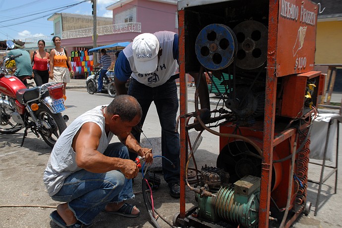 Riparando la macchina dei gelati - Fotografia di Bayamo - Cuba 2010