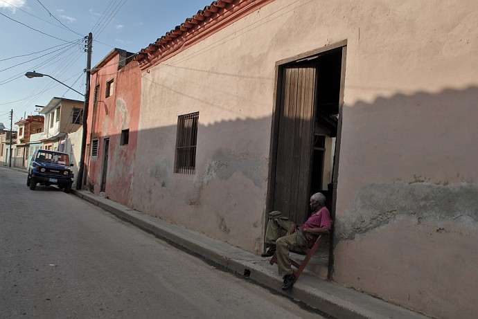 Seduto alla porta - Fotografia di Bayamo - Cuba 2010