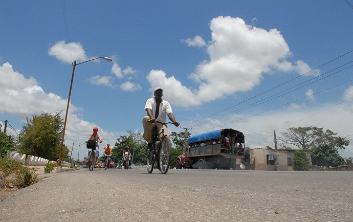 Ciclisti in strada - Fotografia di Camaguey - Cuba 2010