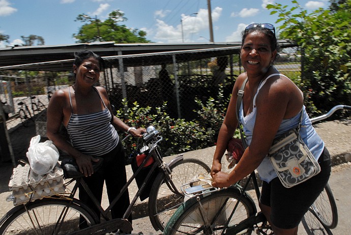 Donne con le bici - Fotografia di Camaguey - Cuba 2010