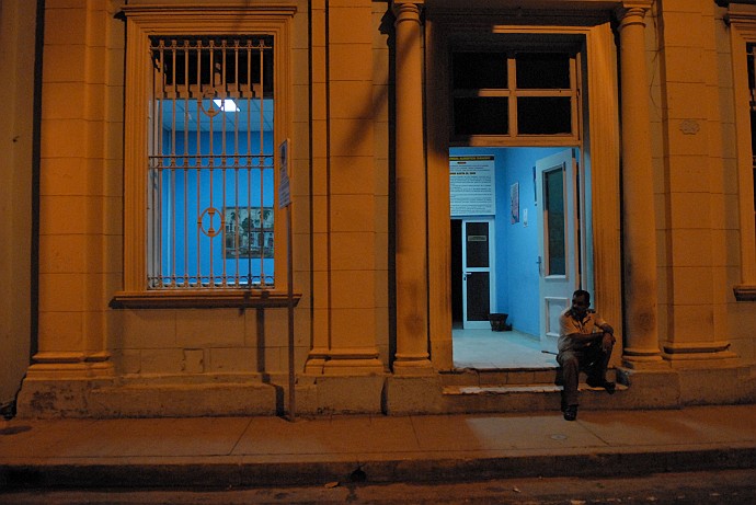 Guardia seduta - Fotografia di Camaguey - Cuba 2010
