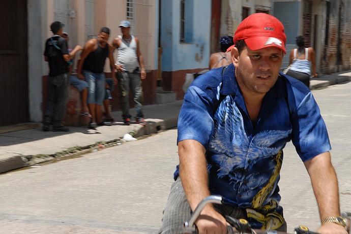 Sulla bici - Fotografia di Camaguey - Cuba 2010
