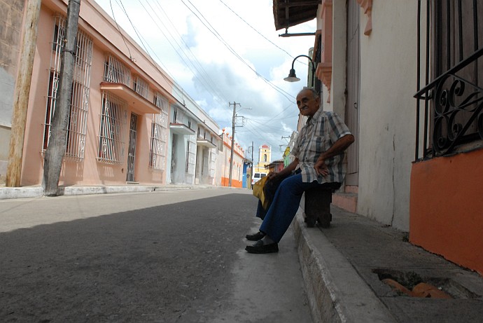 Uomo seduto - Fotografia di Camaguey - Cuba 2010