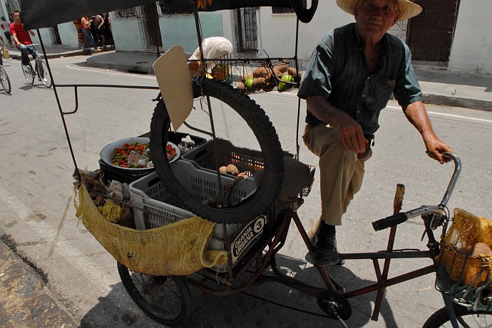Venditore ambulante con bici - Fotografia di Camaguey - Cuba 2010