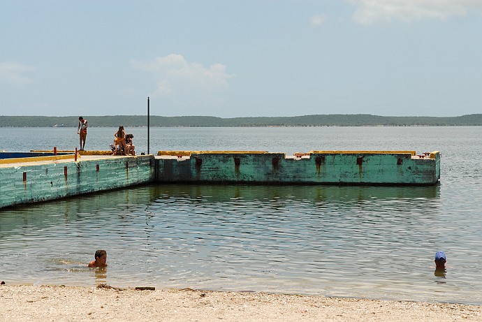 Ragazzi in acqua - Fotografia di Cienfuegos - Cuba 2010