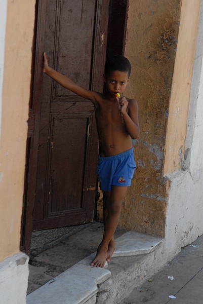 Ragazzo alla porta - Fotografia di Cienfuegos - Cuba 2010