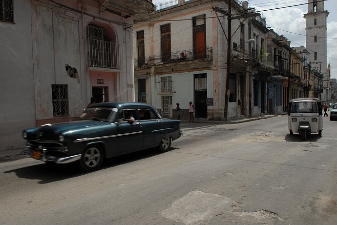 Automobile e ape - Fotografia della Havana - Cuba 2010