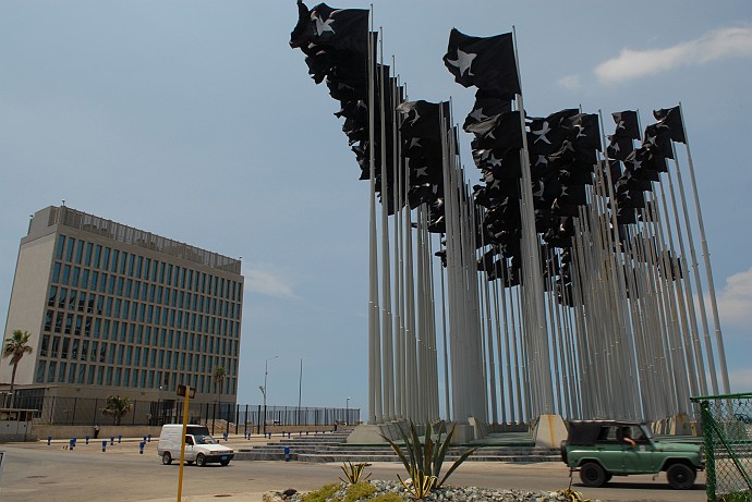 Bandiere nere davanti alla missione diplomatica degli Stati Uniti - Fotografia della Havana - Cuba 2010