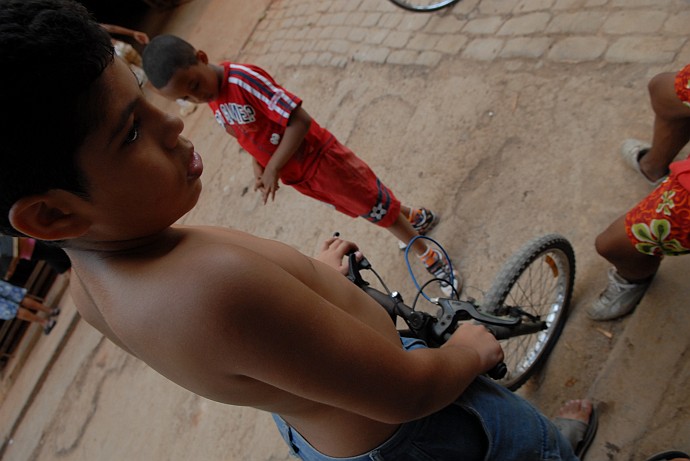 Ragazzo in bicicletta - Fotografia della Havana - Cuba 2010