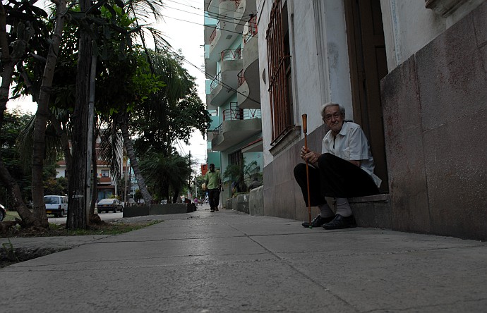 Uomo seduto con bastone - Fotografia della Havana - Cuba 2010