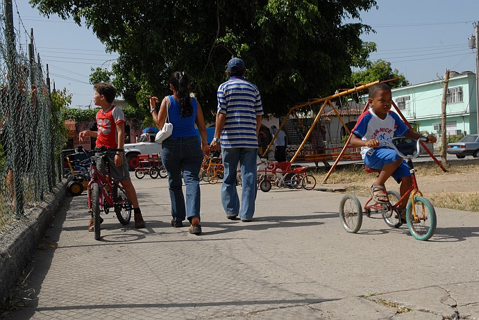 Bici per i piu piccoli - Fotografia di Holguin - Cuba 2010