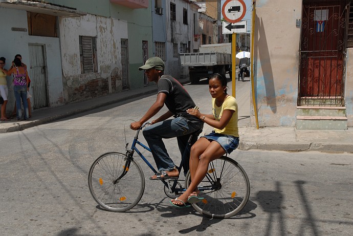 Due in bicicletta - Fotografia di Holguin - Cuba 2010