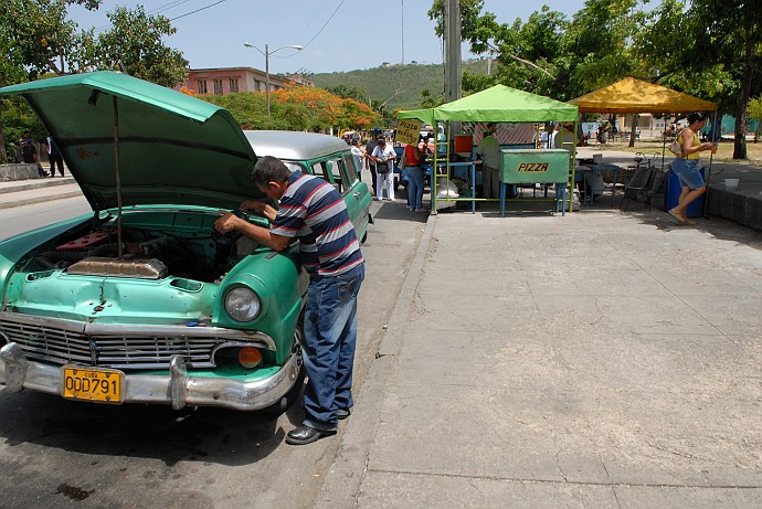 Riparazione automobile - Fotografia di Holguin - Cuba 2010