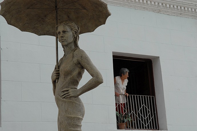 Statua con ombrello - Fotografia di Holguin - Cuba 2010