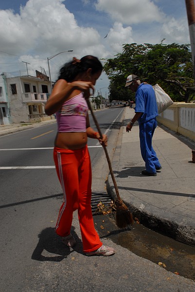 Ragazza spazzando - Fotografia di Santa Clara - Cuba 2010