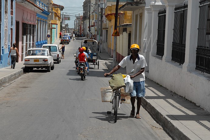 Spingendo la bici - Fotografia di Santa Clara - Cuba 2010