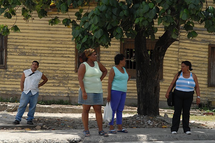 Aspettando la corriera - Fotografia di Santiago di Cuba - Cuba 2010