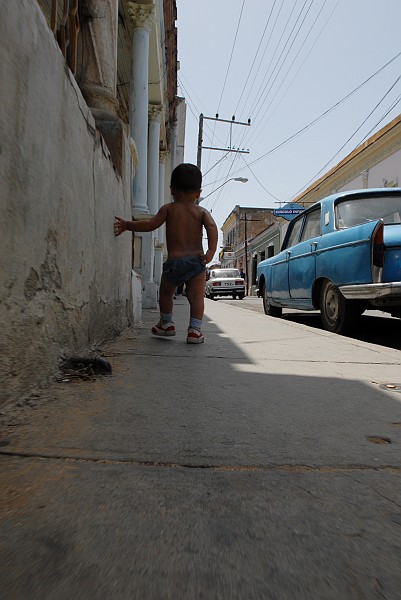 Bambino camminando - Fotografia di Santiago di Cuba - Cuba 2010
