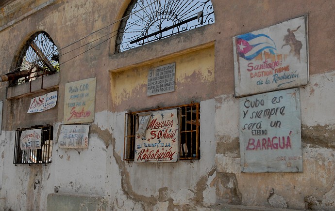 Cartelli su di un muro - Fotografia di Santiago di Cuba - Cuba 2010