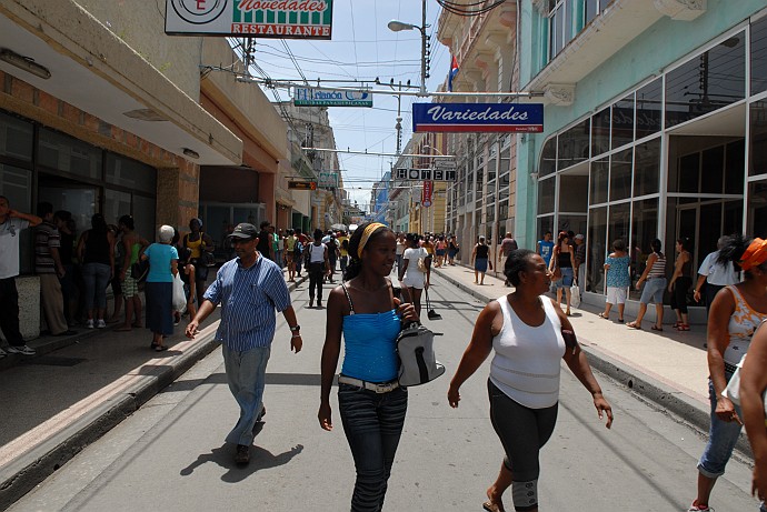 Gente camminando per strada - Fotografia di Santiago di Cuba - Cuba 2010