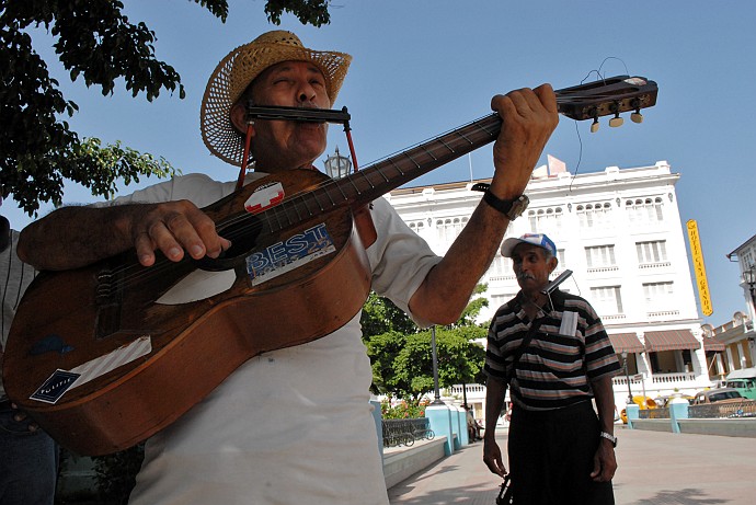 Musicante in piazza - Fotografia di Santiago di Cuba - Cuba 2010