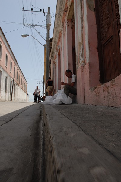 Persona lavorando - Fotografia di Santiago di Cuba - Cuba 2010