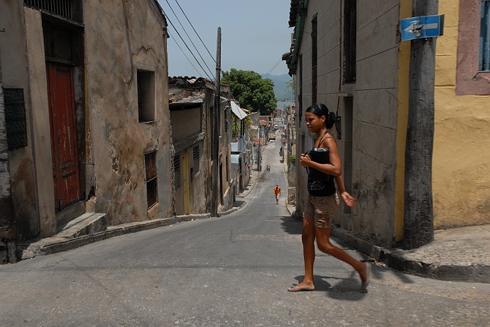 Ragazza attraversando la strada - Fotografia di Santiago di Cuba - Cuba 2010