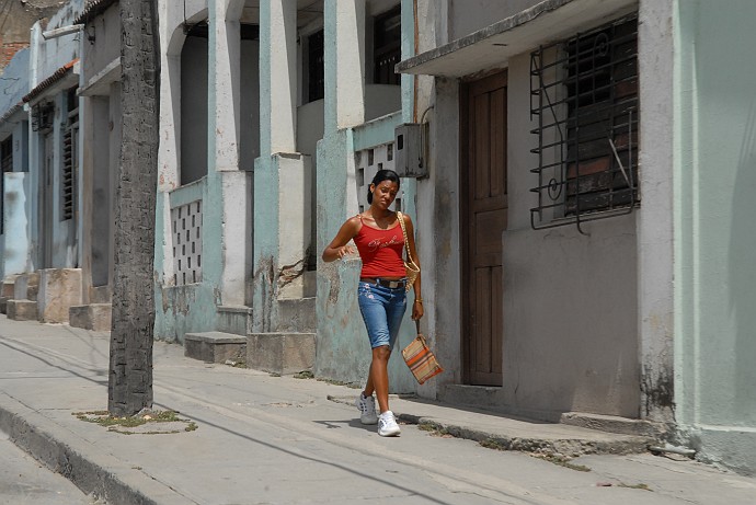 Ragazza in cammino - Fotografia di Santiago di Cuba - Cuba 2010