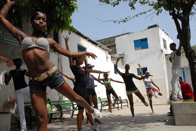 Saggi di danza in un cortile - Fotografia di Santiago di Cuba - Cuba 2010