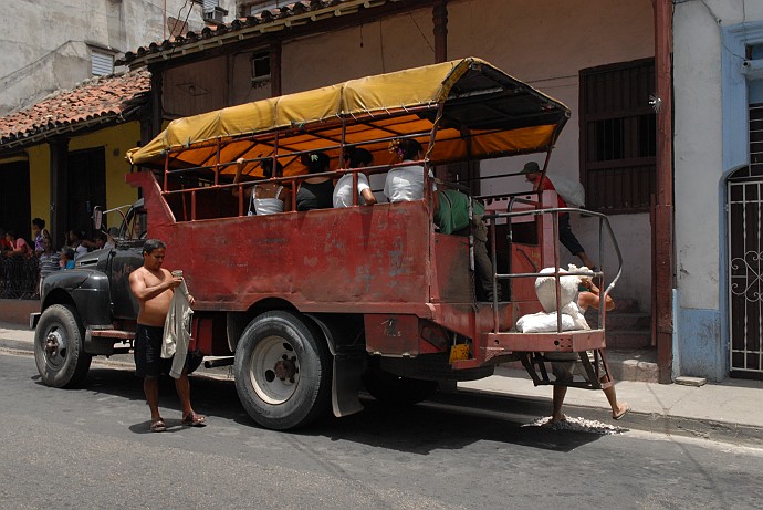 Scarico di merci - Fotografia di Santiago di Cuba - Cuba 2010