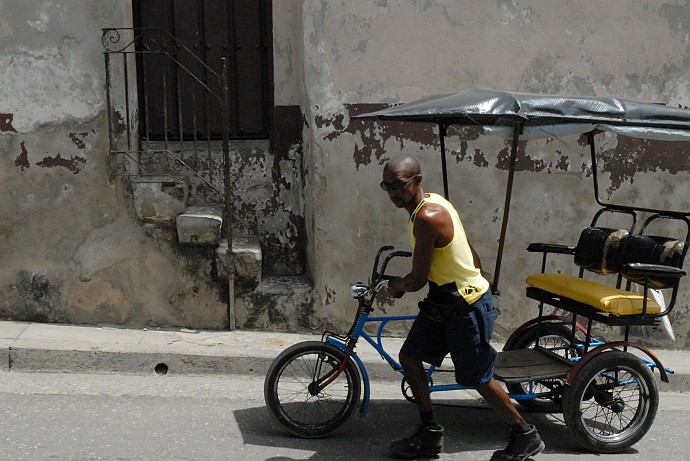 Trainando-un-bici-taxi - Cuba 2010