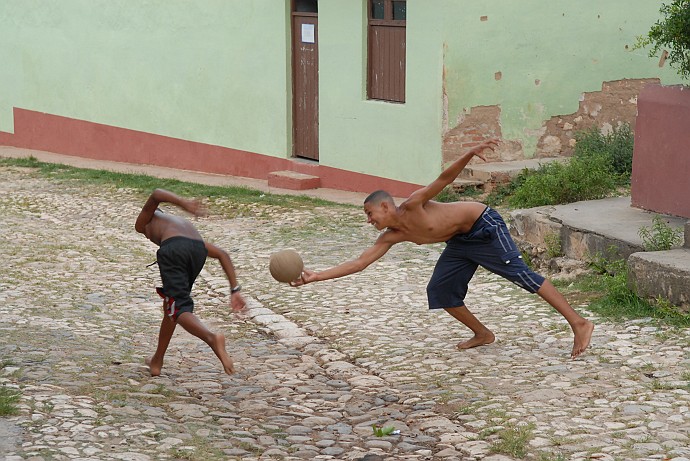 Giocando in strada - Fotografia di Trinidad - Cuba 2010