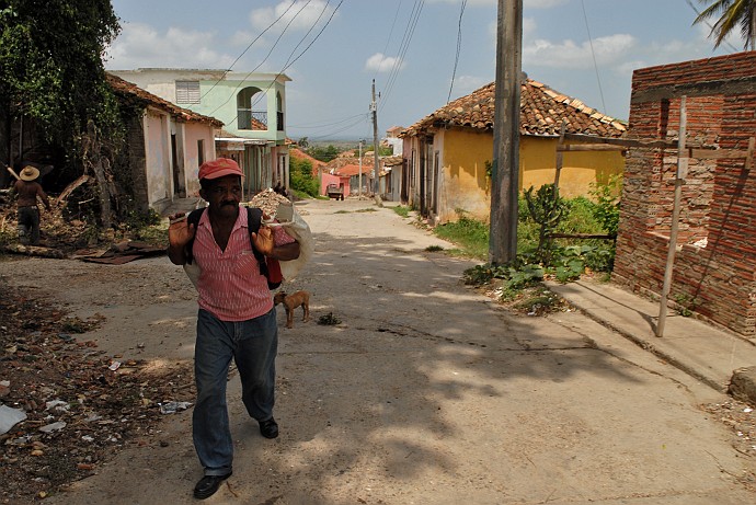 Persona con zaino - Fotografia di Trinidad - Cuba 2010