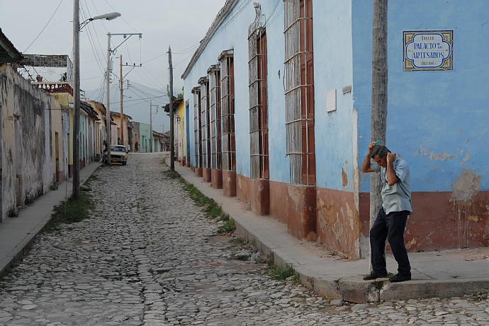 Pettinandosi per strada - Fotografia di Trinidad - Cuba 2010