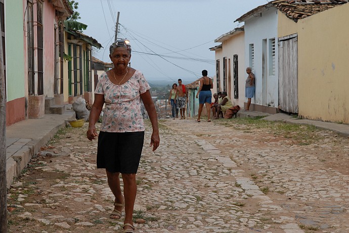 Signora con i bigodini - Fotografia di Trinidad - Cuba 2010