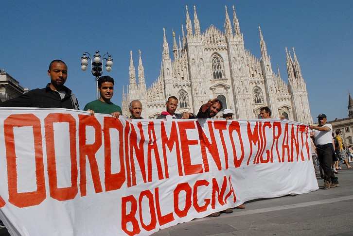 Fotografia - Migranti Bologna in piazza del Duomo