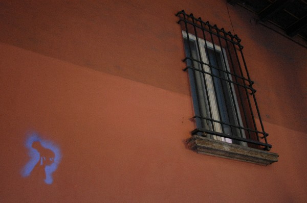 Fluorescente finestra - Murales di Bologna