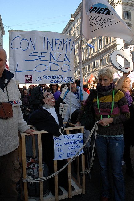 con infamia seza lodo - Fotografia del No Berlusconi Day
