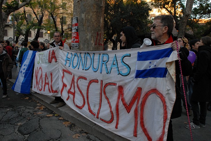 Honduras no al fascismo - Fotografia del No Berlusconi Day