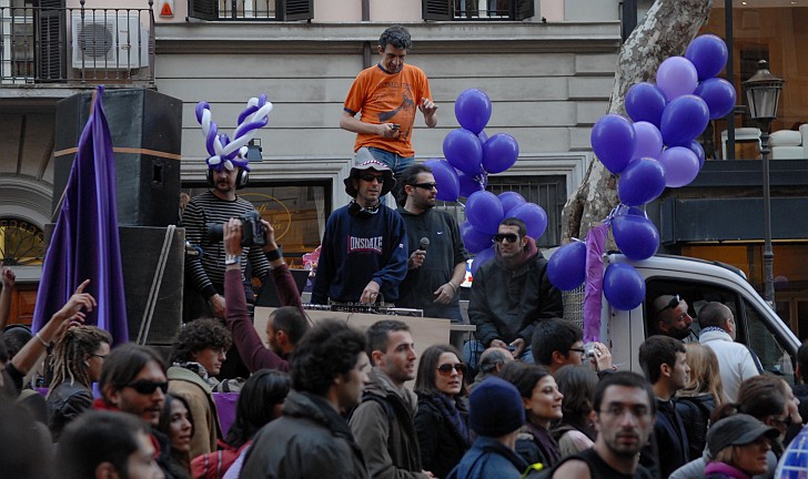 Palloncini viola - Fotografia del No Berlusconi Day