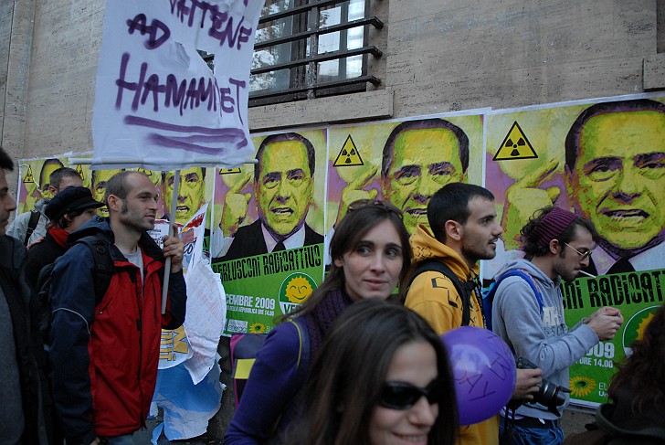 Cartello con scritto Vattene ad hammamet.. - Fotografia del No Berlusconi Day