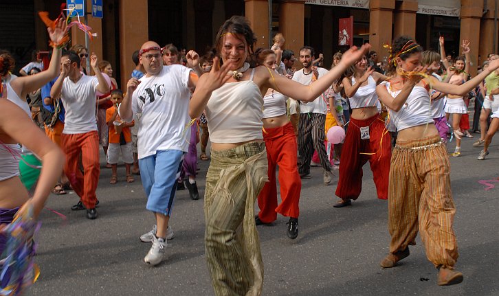 Danza per strada :: Par Tòt Parata - PARTòT