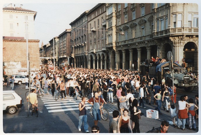 Si attraversa la città :: Street Rave Parade - Bologna 1998