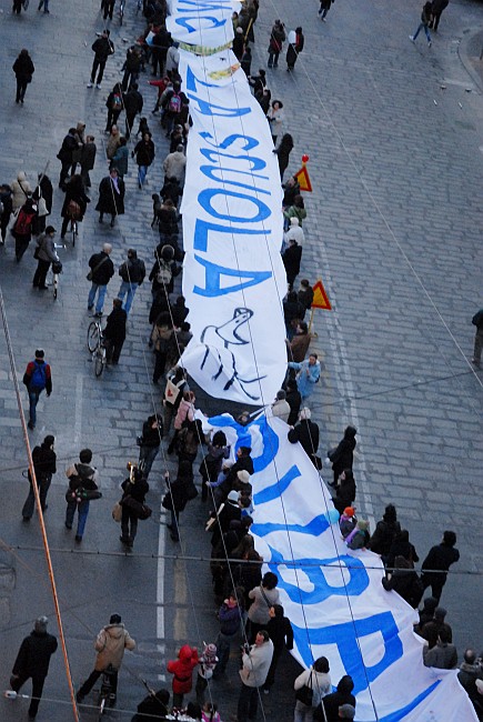 Manifestanti con lo striscione :: Striscione Bologna