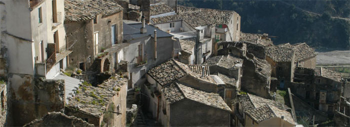 Fotografia panoramica di Badolato, borgo medievale in Calabria
