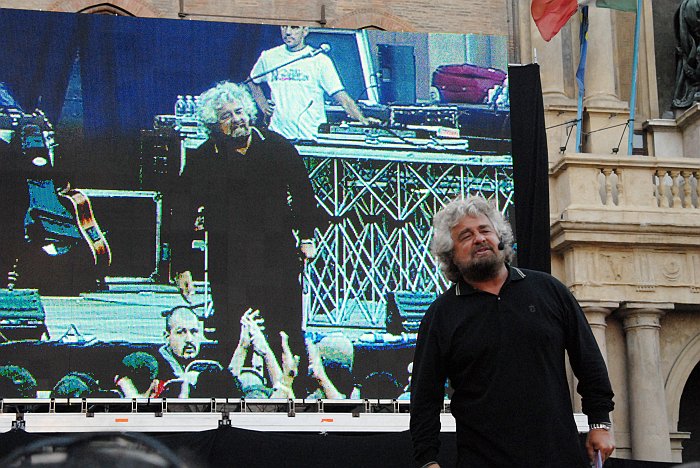 Beppe Grillo bologna V-Day