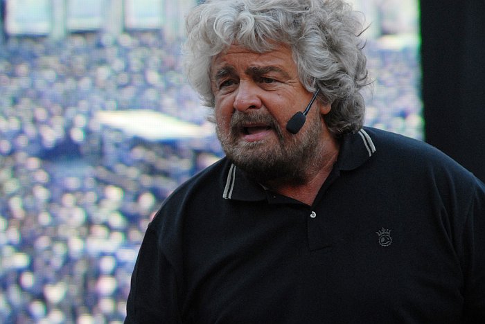 Beppe Grillo sul palco del V-Day