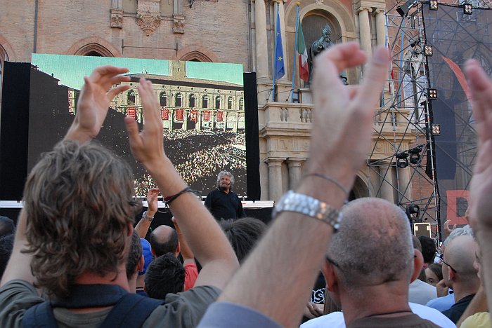 Beppe Grillo sul palco V-Day